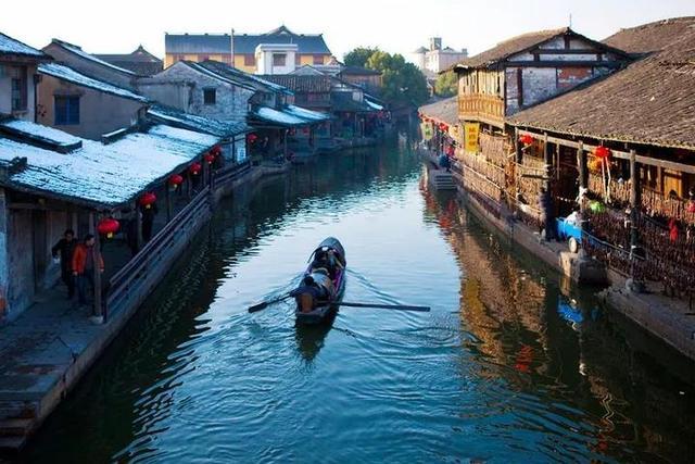 高速服务区内过路旅客遭挟持，他们三人出手救人